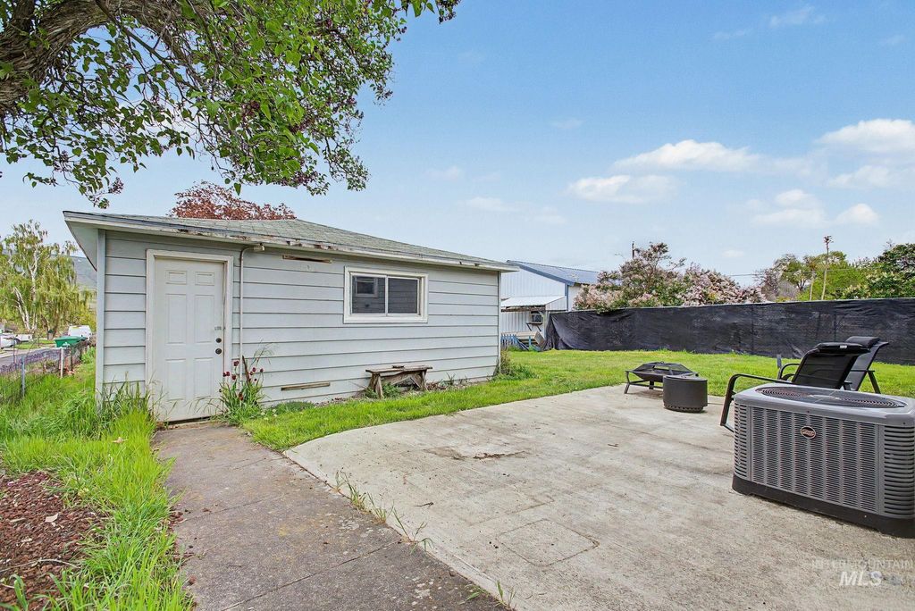 Photo of 2325 8th Avenue, Lewiston, ID 83501 (MLS # 98983848)