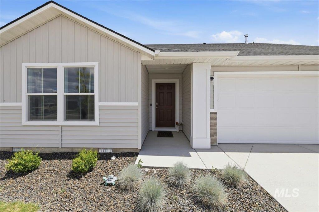 Photo of 402 Hildago Way, Caldwell, ID 83605 (MLS # 98989788)