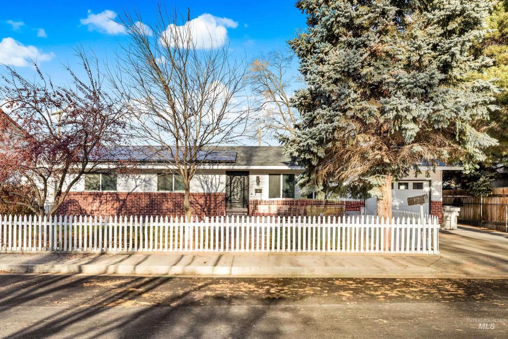 Photo of 510 Chestnut Street, Mountain Home, ID 83647 (MLS # 98970016)