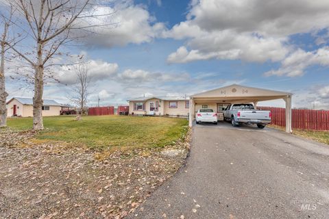 Photo of 393 Tuttle Dr, Ontario, OR 97914 (MLS # 98968567)