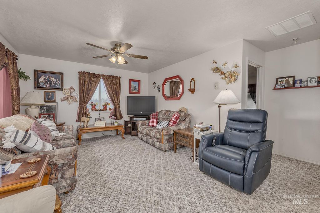 Photo of 393 Tuttle Dr, Ontario, OR 97914 (MLS # 98968567)