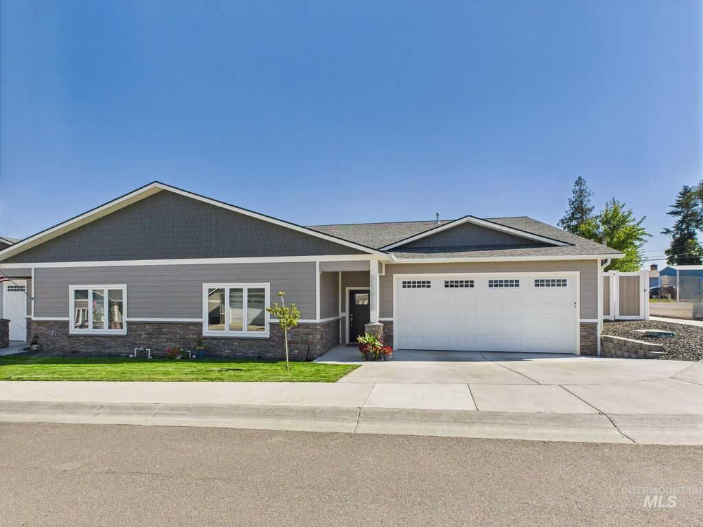 Photo of 2102 Alder Ave #A, Lewiston, ID 83501 (MLS # 98957995)