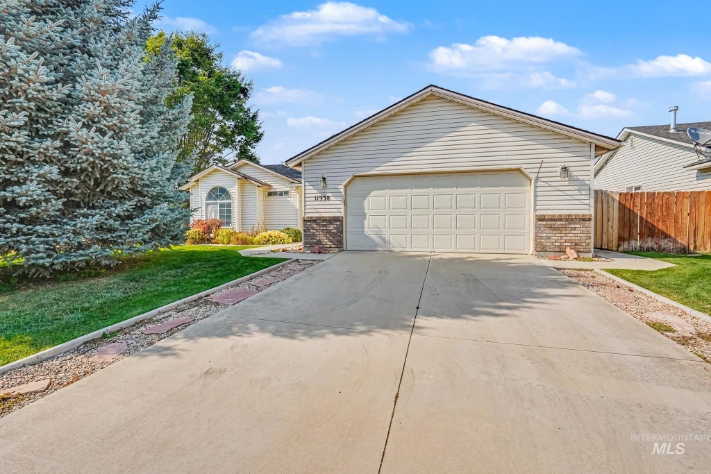 Photo of 11938 Emerson St, Caldwell, ID 83605 (MLS # 98997344)