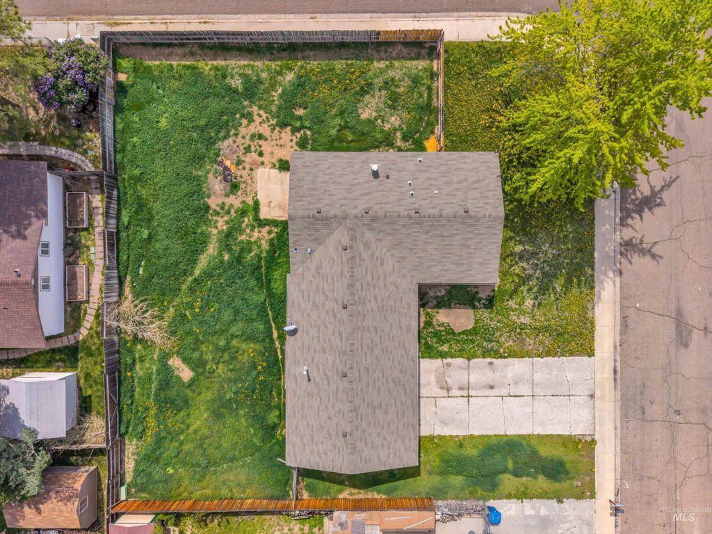 Photo of 702 Meadowview Dr, Nampa, ID 83651 (MLS # 98981795)