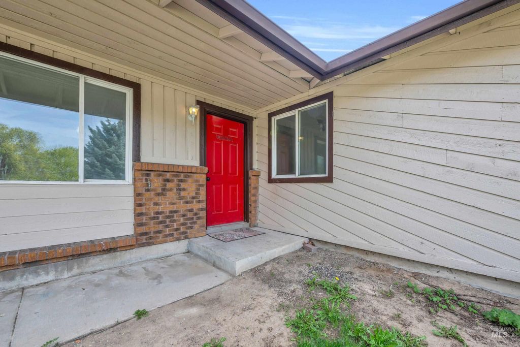 Photo of 702 Meadowview Dr, Nampa, ID 83651 (MLS # 98981795)