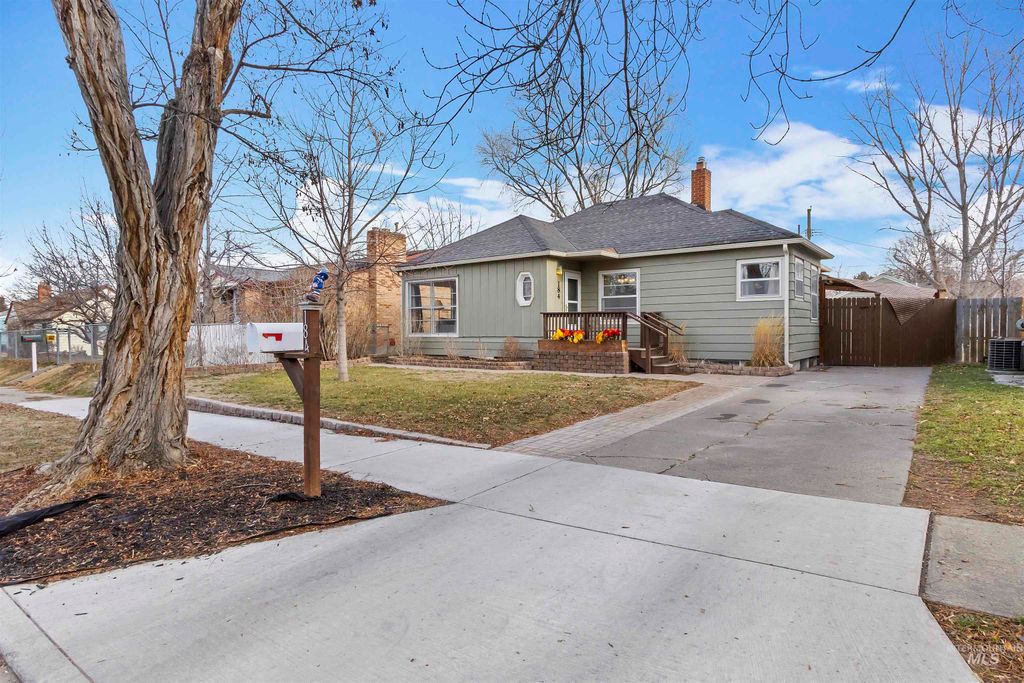 Photo of 184 Taylor St, Twin Falls, ID 83301 (MLS # 98971644)