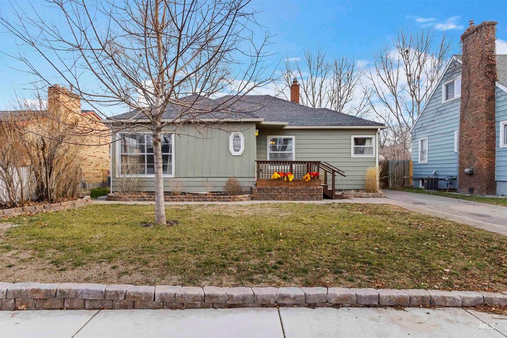 Photo of 184 Taylor St, Twin Falls, ID 83301 (MLS # 98971644)