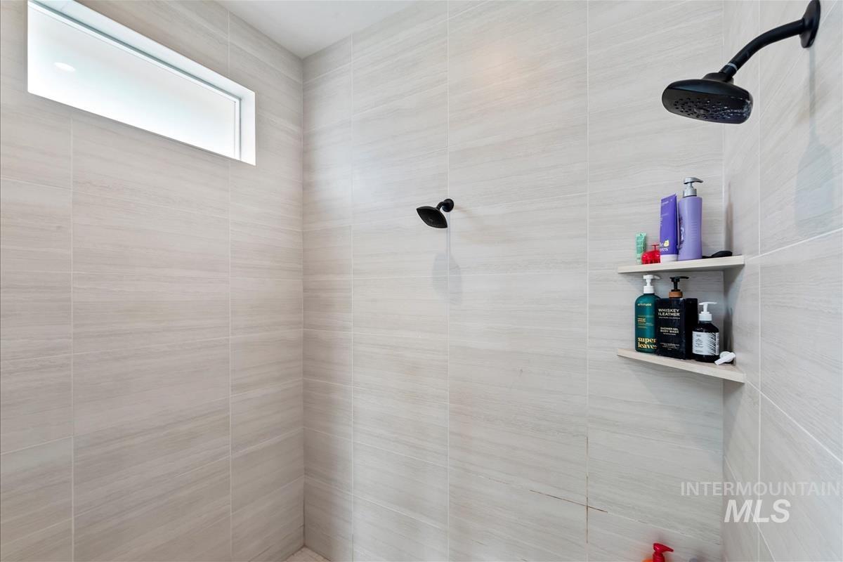 Full bath with tiled shower