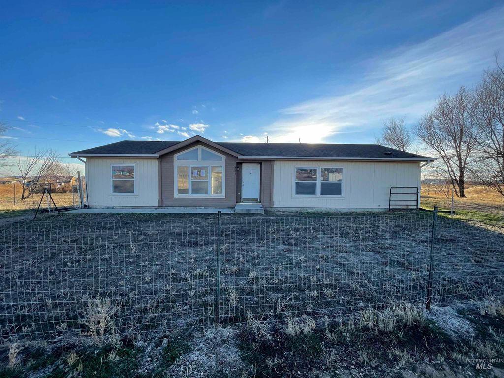 Photo of 319 SW Fly By Ave, Mountain Home, ID 83647 (MLS # 98970315)