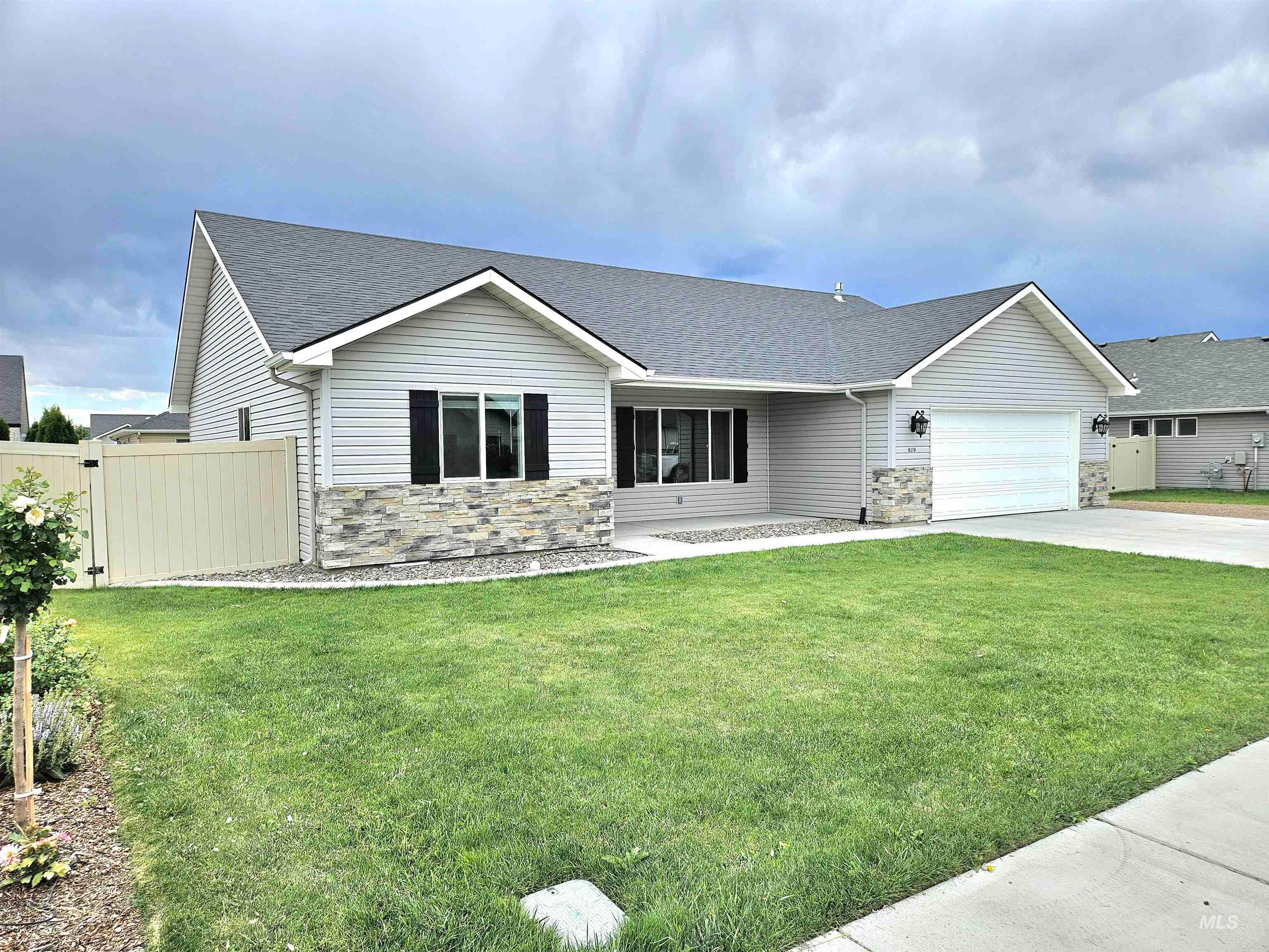 919 Gem Ave