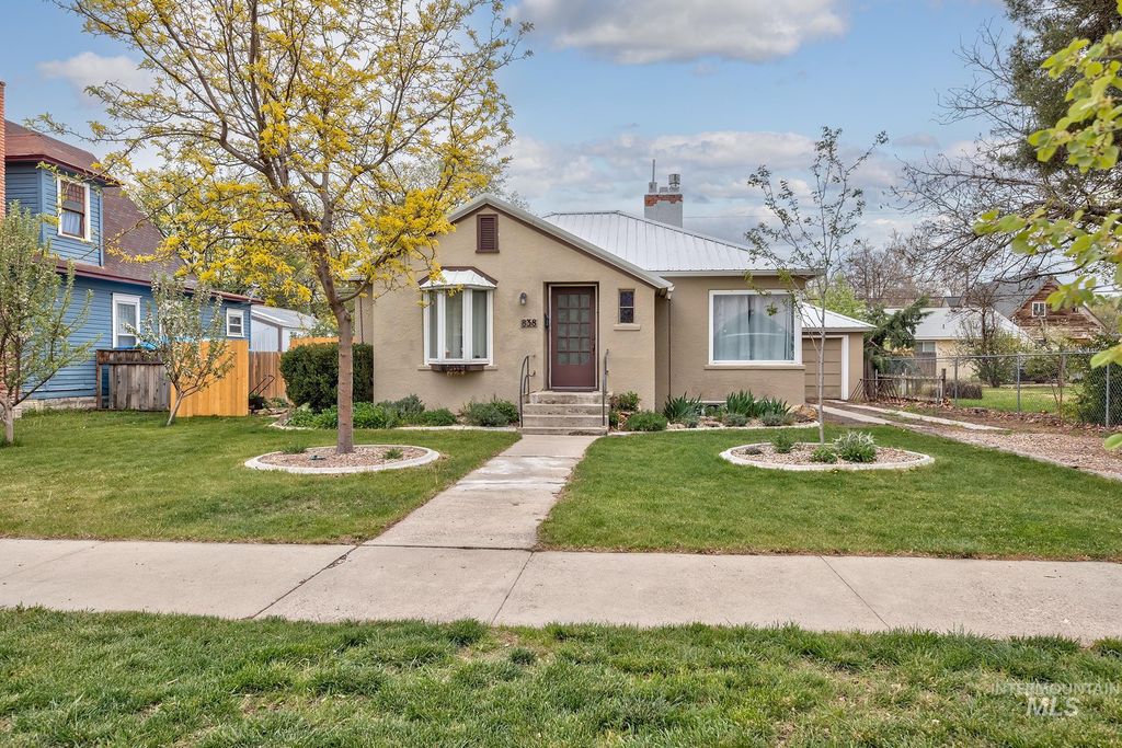 Photo of 838 SW 2nd St, Ontario, OR 97914 (MLS # 98983568)