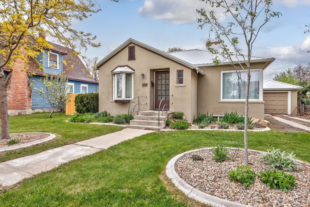 Photo of 838 SW 2nd St, Ontario, OR 97914 (MLS # 98983568)