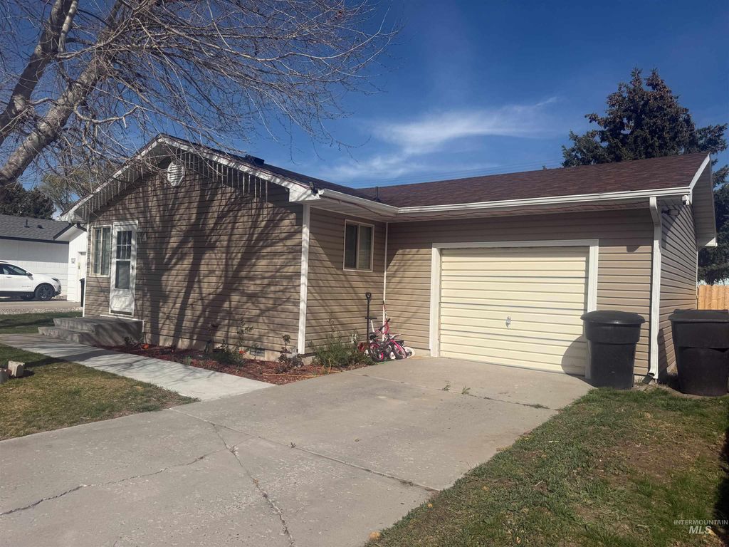 Photo of 327 N Conant Ave, Burley, ID 83318 (MLS # 98981075)