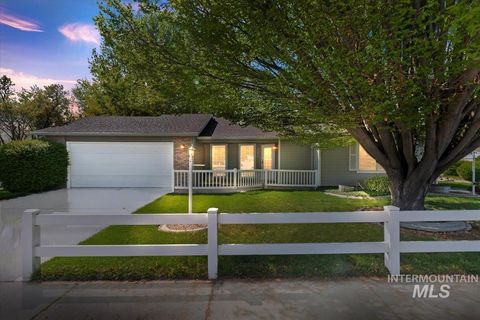 Photo of 541 W Chrisfield Dr, Meridian, ID 83646 (MLS # 98982861)