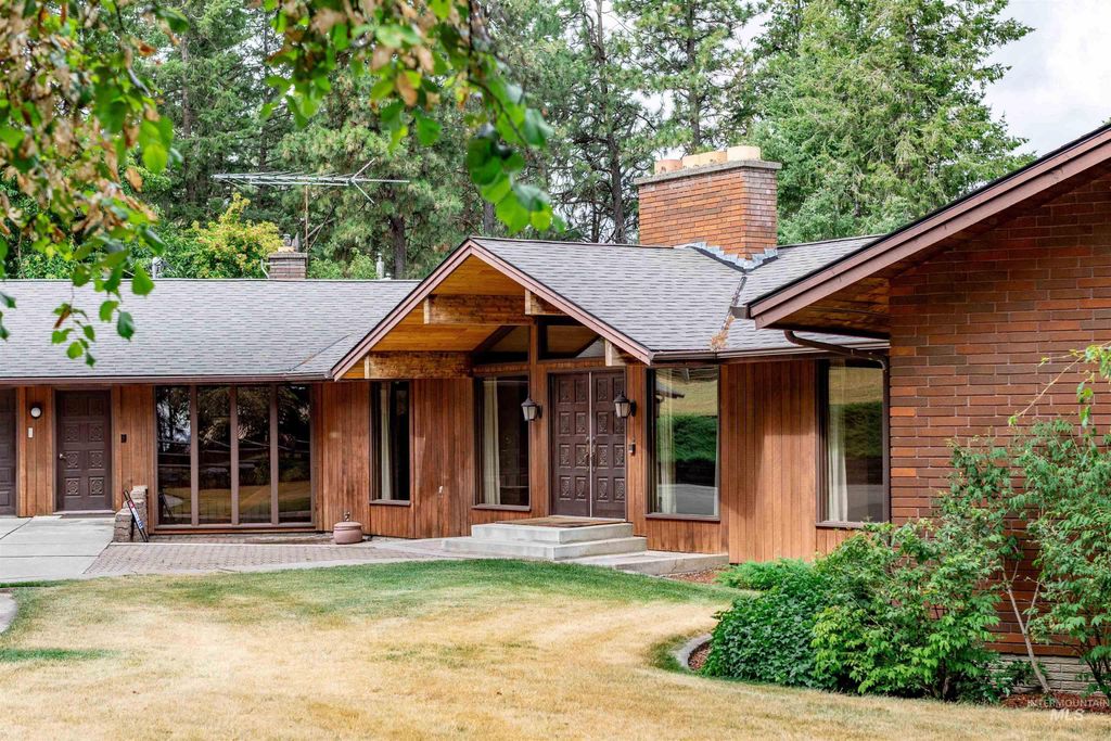 Photo of 1050 Paradise Ridge Rd, Moscow, ID 83843 (MLS # 98981175)