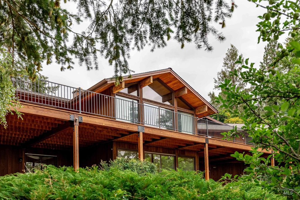 Photo of 1050 Paradise Ridge Rd, Moscow, ID 83843 (MLS # 98981175)