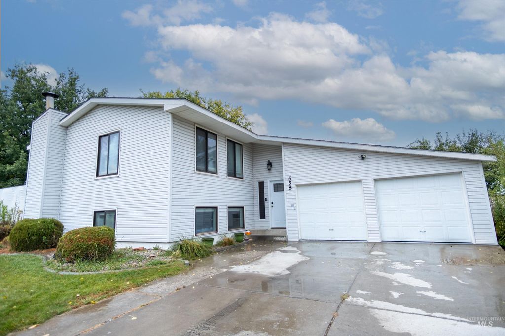Photo of 658 Bluebell Ln, Paul, ID 83350 (MLS # 98965524)
