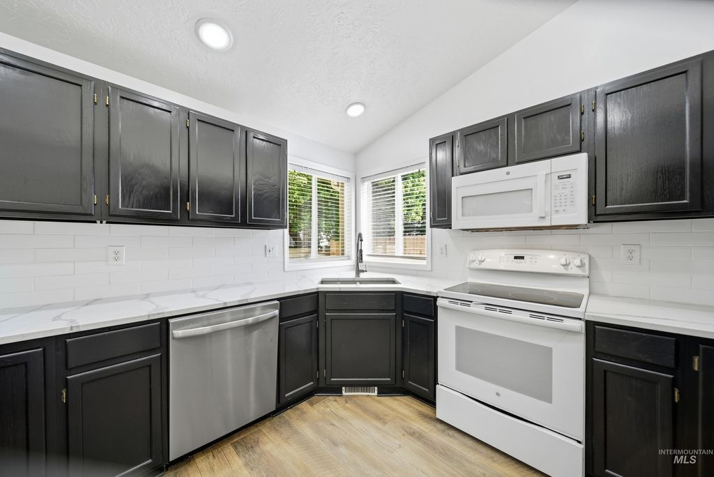 Photo of 4766 N Bruxelles Dr, Boise, ID 83704 (MLS # 98986603)