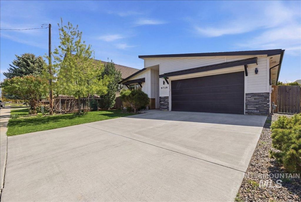 Photo of 9719 W Sunflower Ln, Boise, ID 83704 (MLS # 98981318)