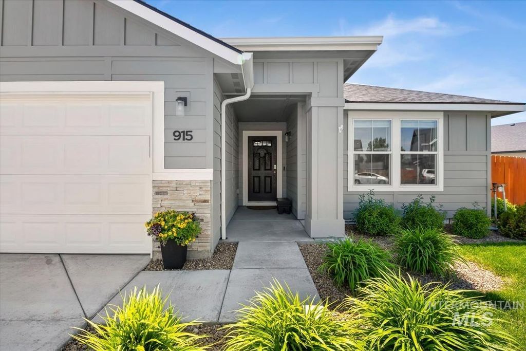 Photo of 915 Accipiter Pl, Mountain Home, ID 83647 (MLS # 98986533)