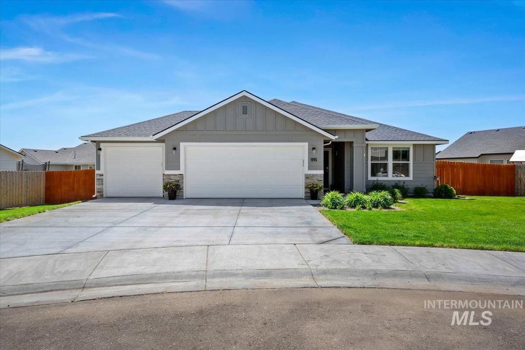 Photo of 915 Accipiter Pl, Mountain Home, ID 83647 (MLS # 98986533)