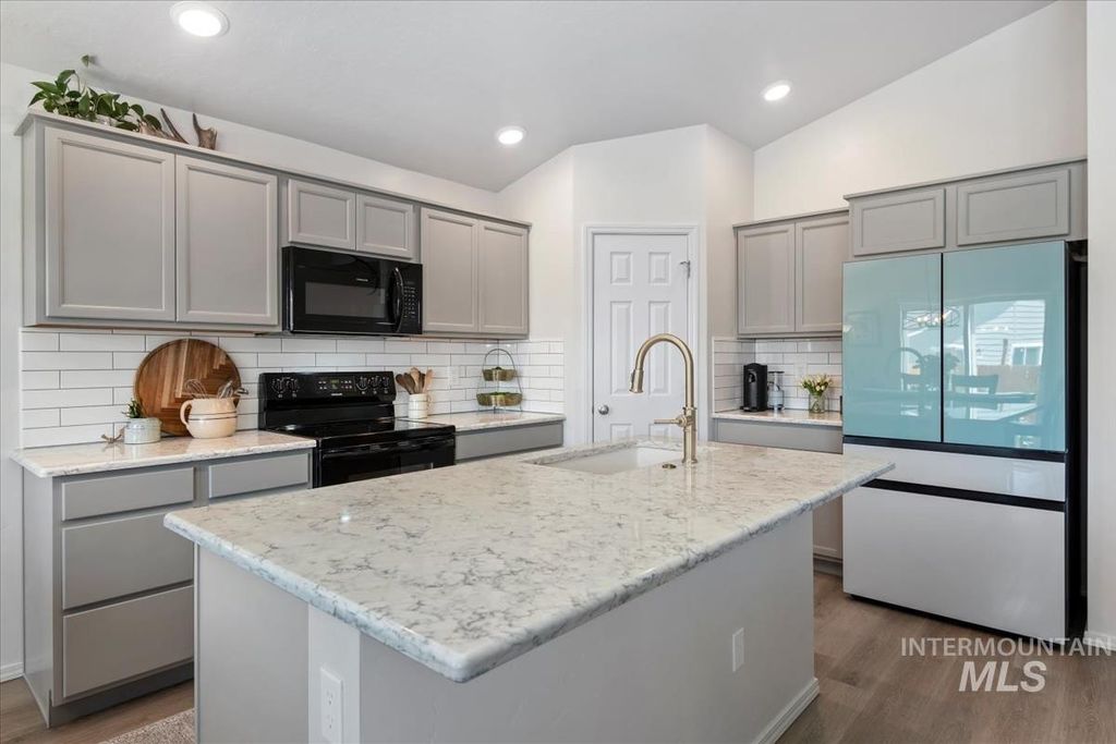 Photo of 915 Accipiter Pl, Mountain Home, ID 83647 (MLS # 98986533)