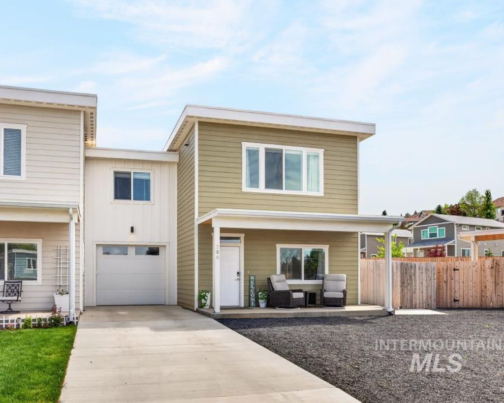 Photo of 208 Wheatland Ct, Moscow, ID 83843 (MLS # 98987060)