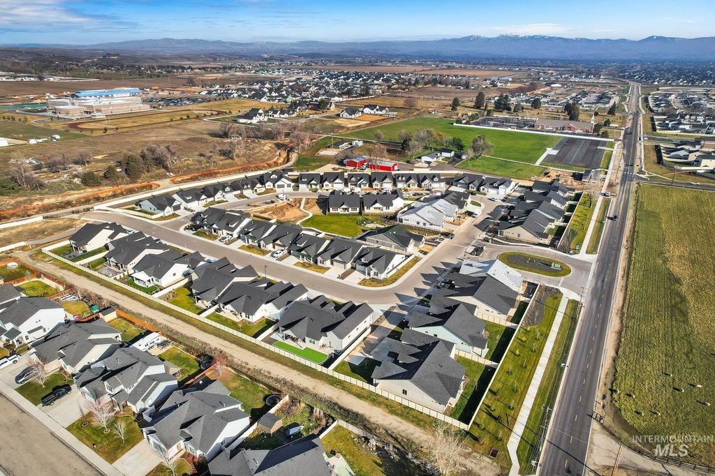 Photo of 9831 W Snow Wolf Ln, Star, ID 83669 (MLS # 98976231)