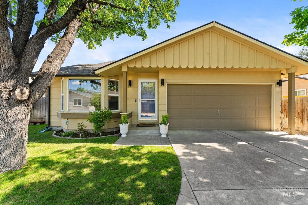Photo of 818 S Wild Phlox Pl, Boise, ID 83709 (MLS # 98982843)