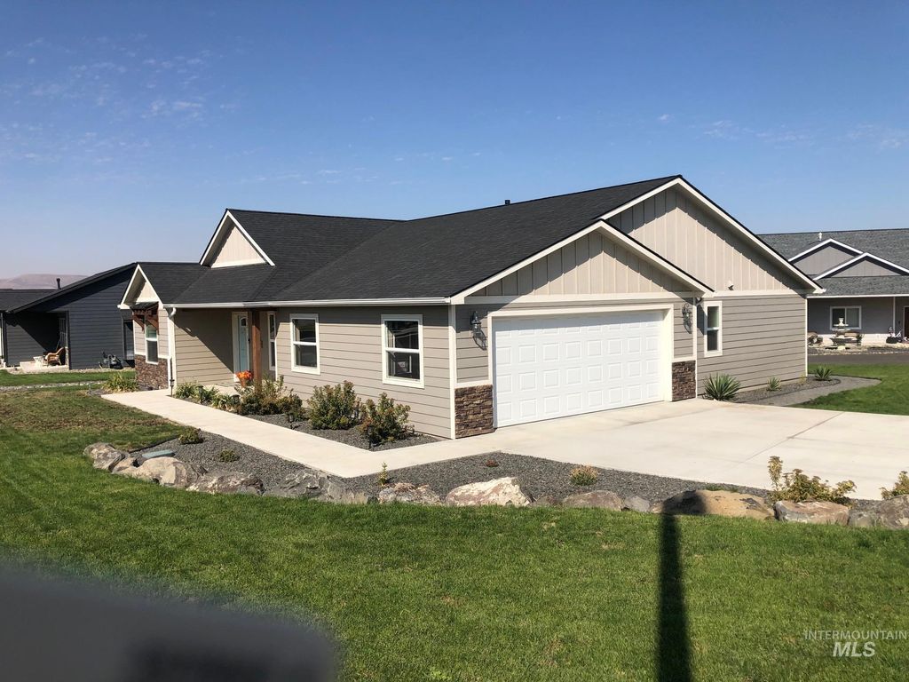Photo of 3211 18th St, Lewiston, ID 83501 (MLS # 98962269)