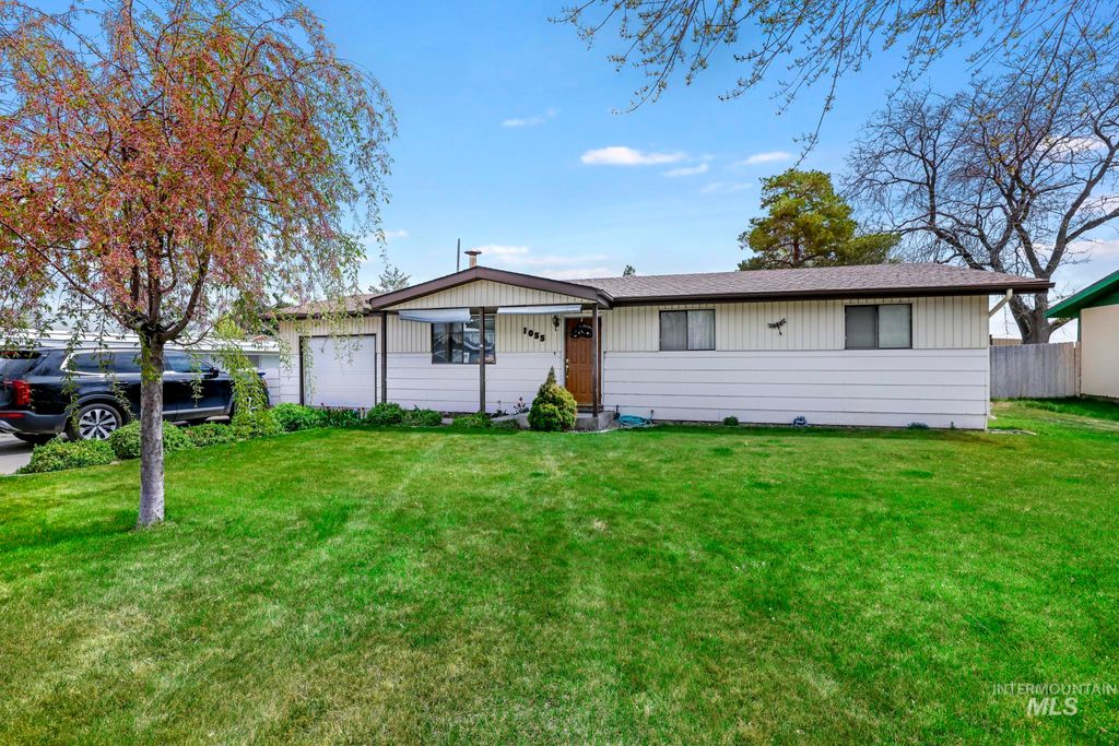 Photo of 1055 S Adell Ave, Filer, ID 83328 (MLS # 98976989)