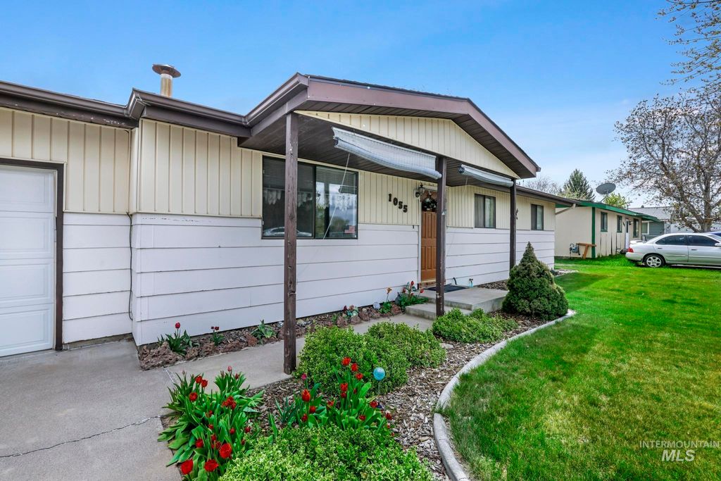 Photo of 1055 S Adell Ave, Filer, ID 83328 (MLS # 98976989)