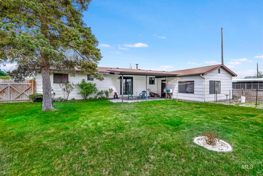 Photo of 1055 S Adell Ave, Filer, ID 83328 (MLS # 98976989)