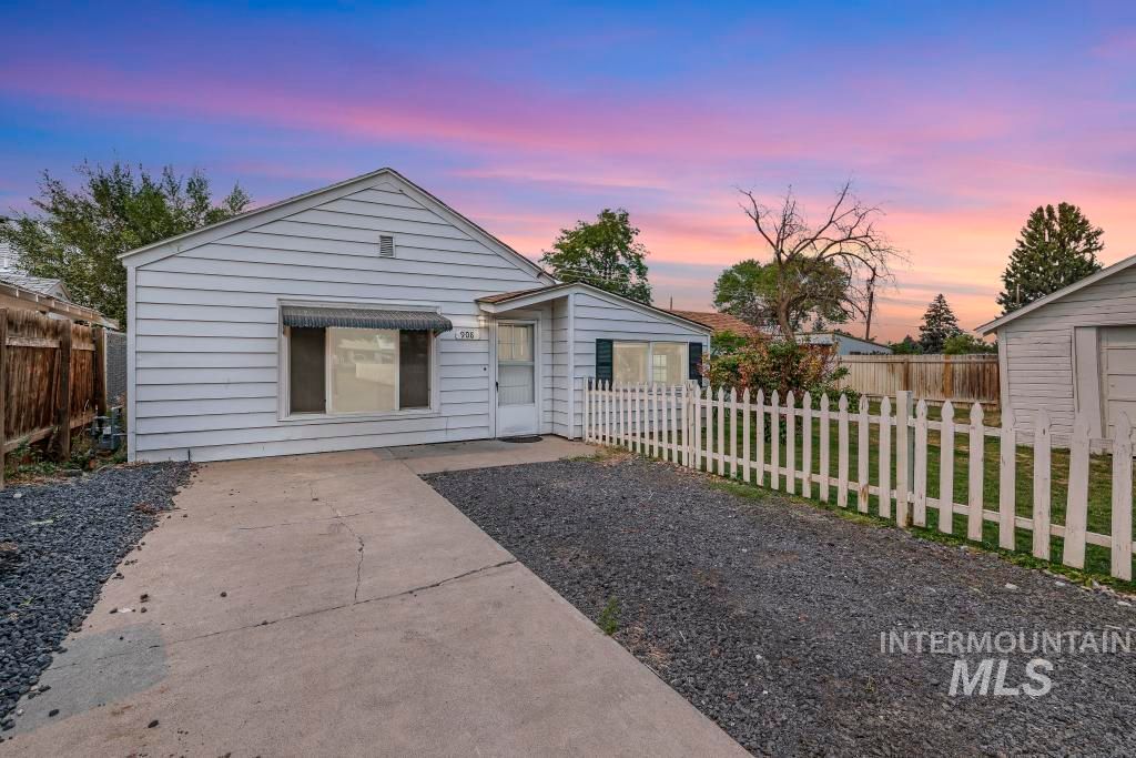 Photo of 908 Yakima Ave, Filer, ID 83328 (MLS # 98972290)