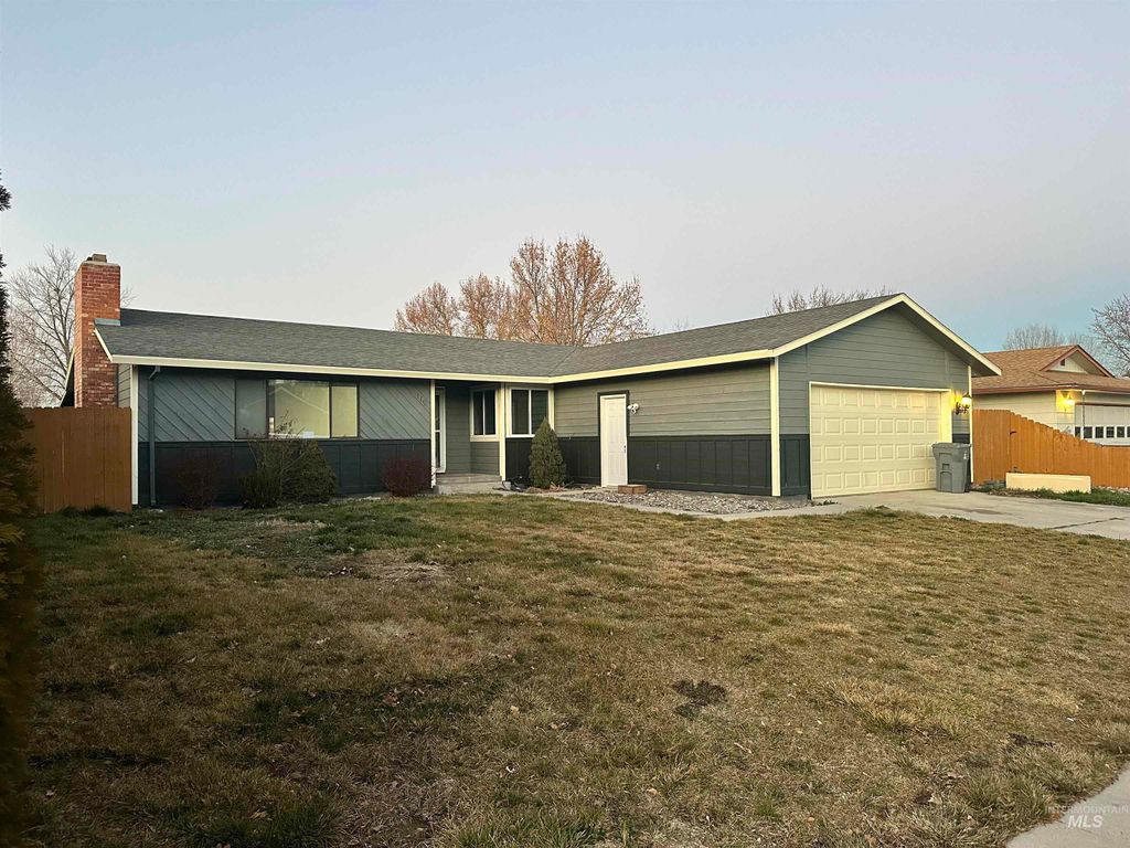 Photo of 119 E Spruce St, Caldwell, ID 83605 (MLS # 98970637)