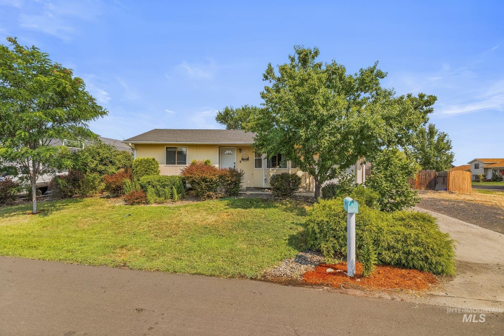 Photo of 1805 Birch Dr, Lewiston, ID 83501 (MLS # 98995640)