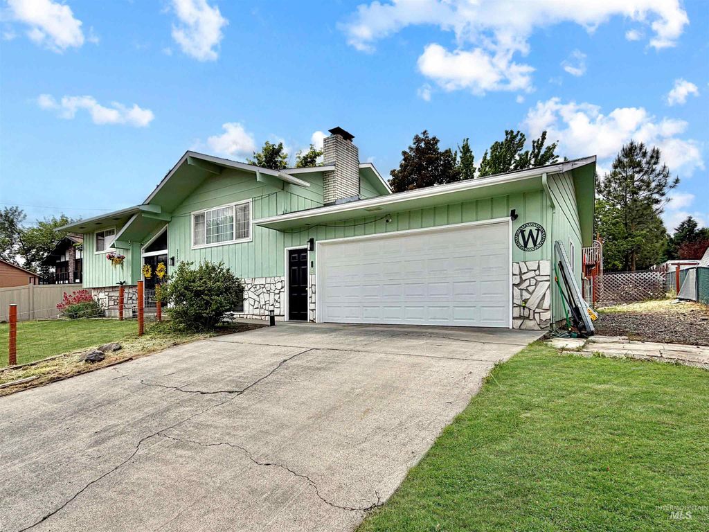 Photo of 2220 Schaefer Drive, Clarkston, WA 99403 (MLS # 98986670)