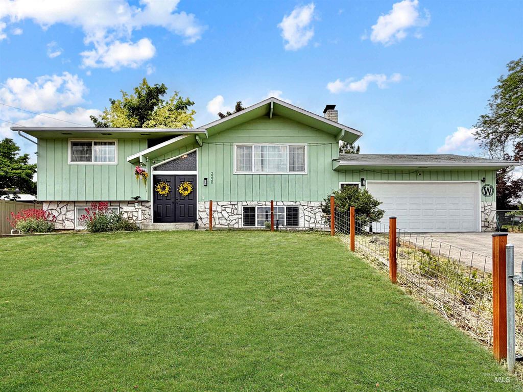 Photo of 2220 Schaefer Drive, Clarkston, WA 99403 (MLS # 98986670)