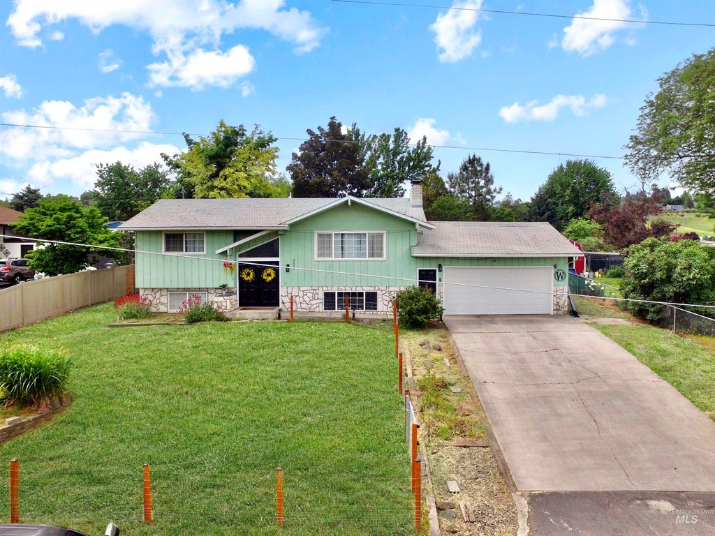 Photo of 2220 Schaefer Drive, Clarkston, WA 99403 (MLS # 98986670)
