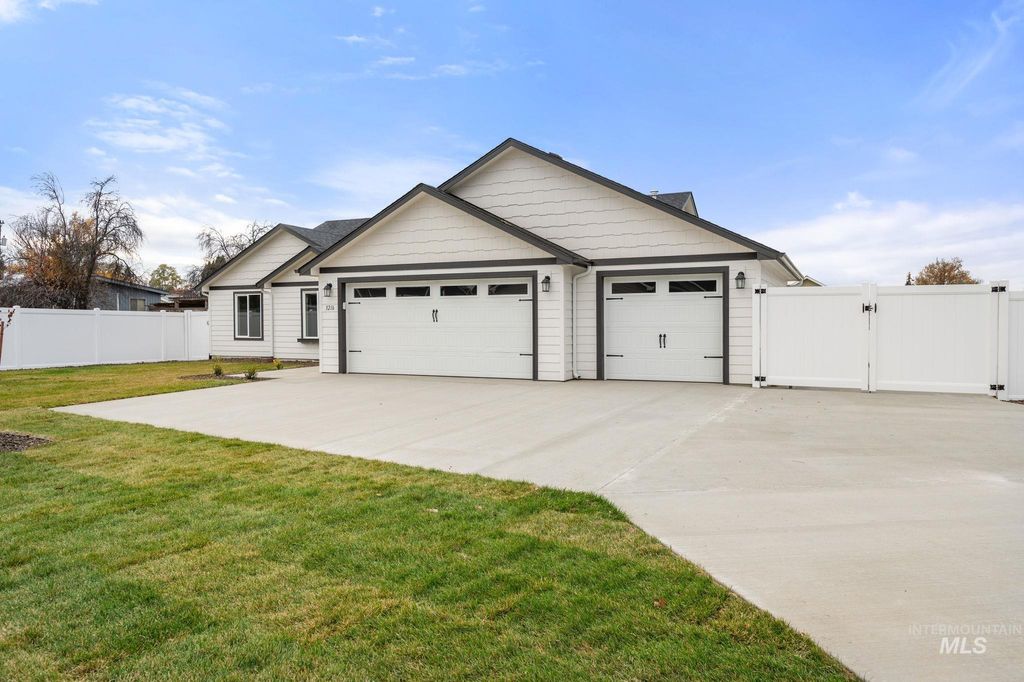 Photo of 3216 Blackhawk Court, Lewiston, ID 83501 (MLS # 98959153)