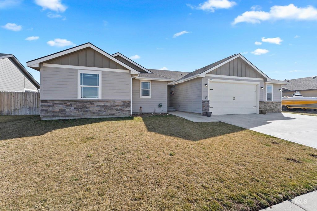 Photo of 900 SW Camille Dr, Mountain Home, ID 83647 (MLS # 98977459)