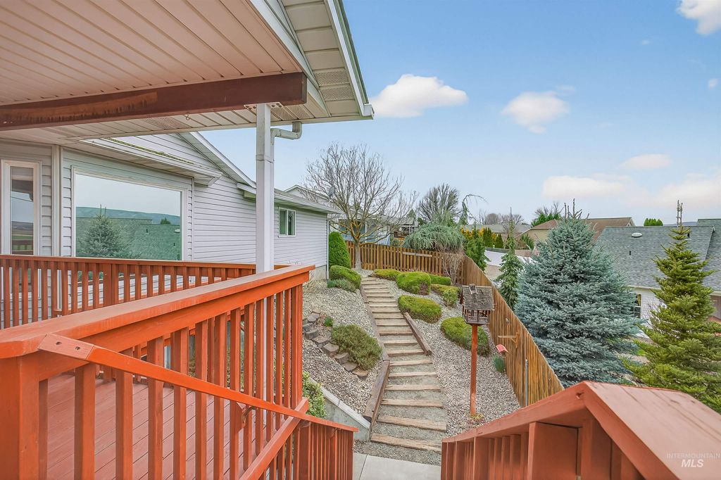 Photo of 935 Cypress Court Unit A Ct, Lewiston, ID 83501 (MLS # 98977899)