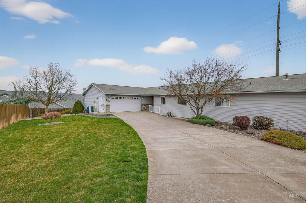 Photo of 935 Cypress Court Unit A Ct, Lewiston, ID 83501 (MLS # 98977899)