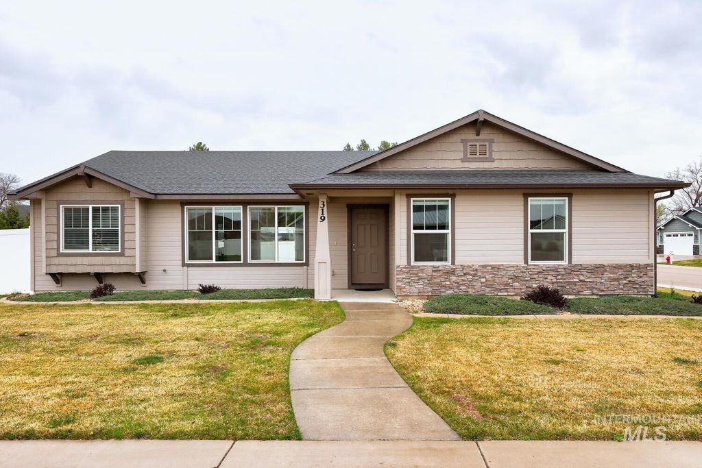 Photo of 319 Magnolia Ave, Fruitland, ID 83619 (MLS # 98981078)