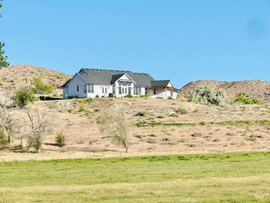 Photo of 876 Coyote Gulch Rd, Adrian, OR 97901 (MLS # 98986395)