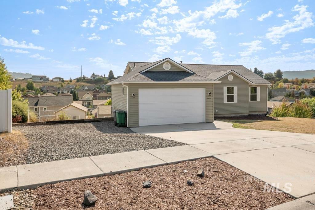 Photo of 2411 Cambridge Ct, Moscow, ID 83843 (MLS # 98962545)