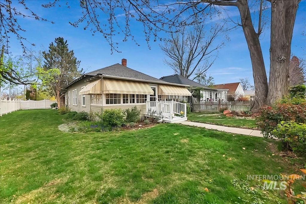 Photo of 304 E Broadway Ave, Meridian, ID 83642 (MLS # 98981334)