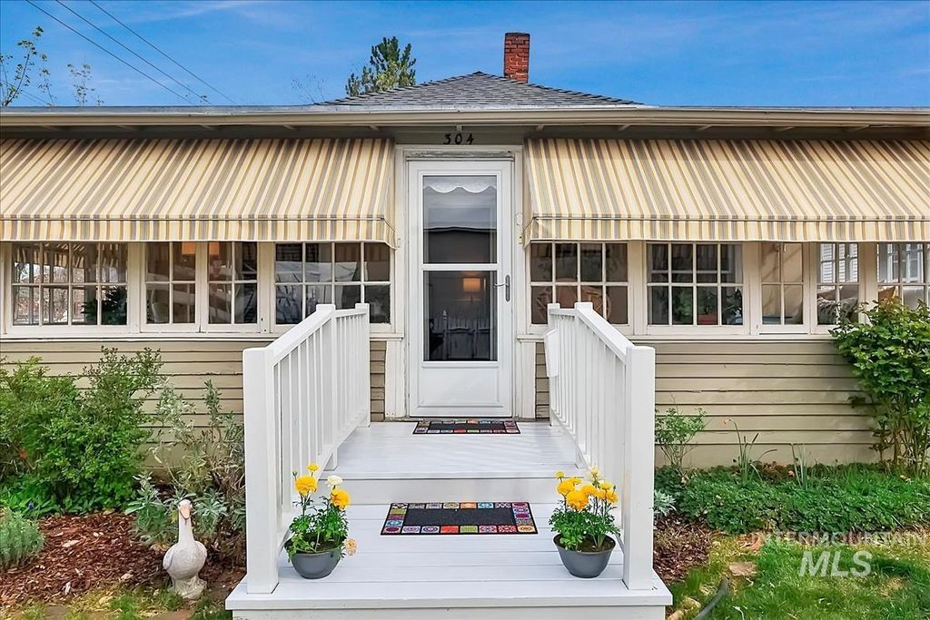 Photo of 304 E Broadway Ave, Meridian, ID 83642 (MLS # 98981334)