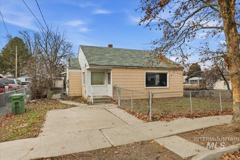 Photo of 555 15th St, Vale, OR 97918 (MLS # 98973504)