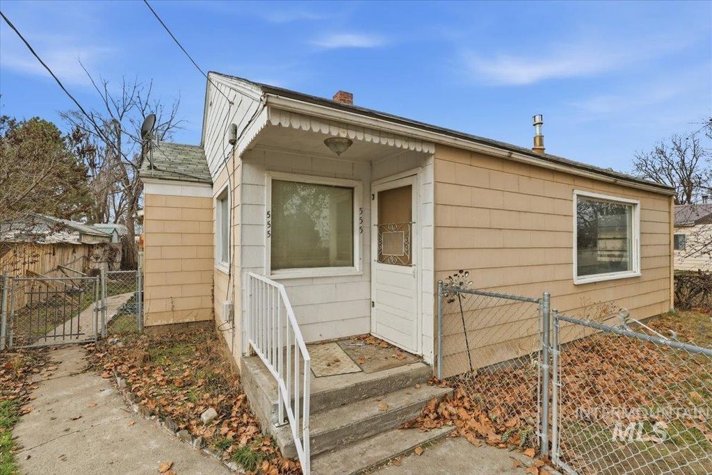 Photo of 555 15th St, Vale, OR 97918 (MLS # 98973504)